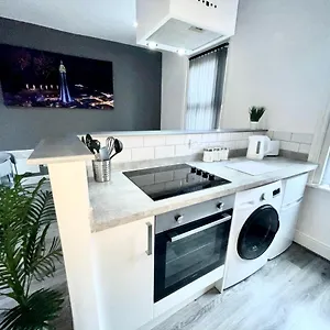 Reads Luxury Jacuzzi Apartment Blackpool